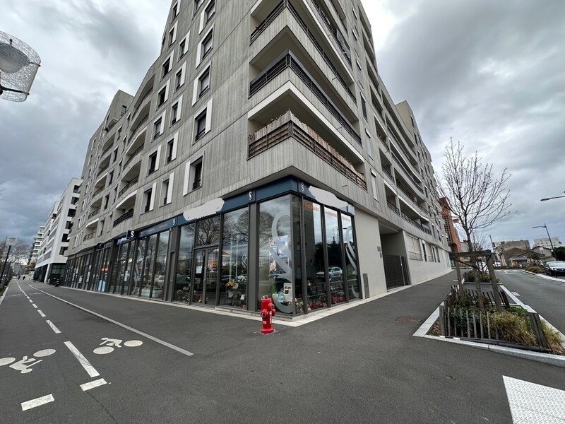 Retail in Villeurbanne to rent Building Photo- Image 1 of 4