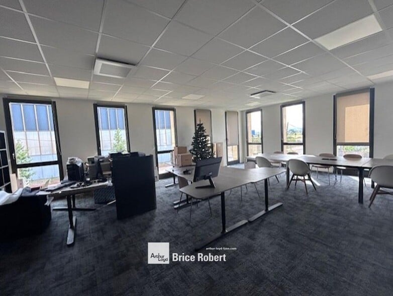 14 Rue Marcel Dassault, Genas to rent - Interior Photo - Image 2 of 10