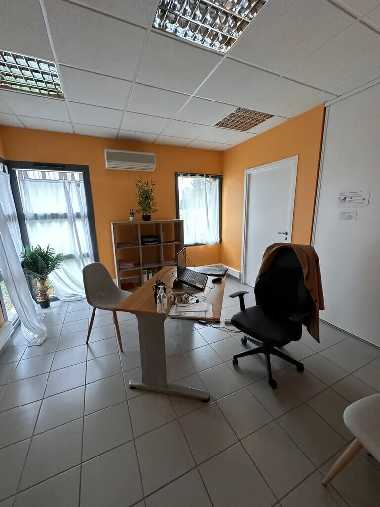 Location Bureaux 200 m² - Photo 1