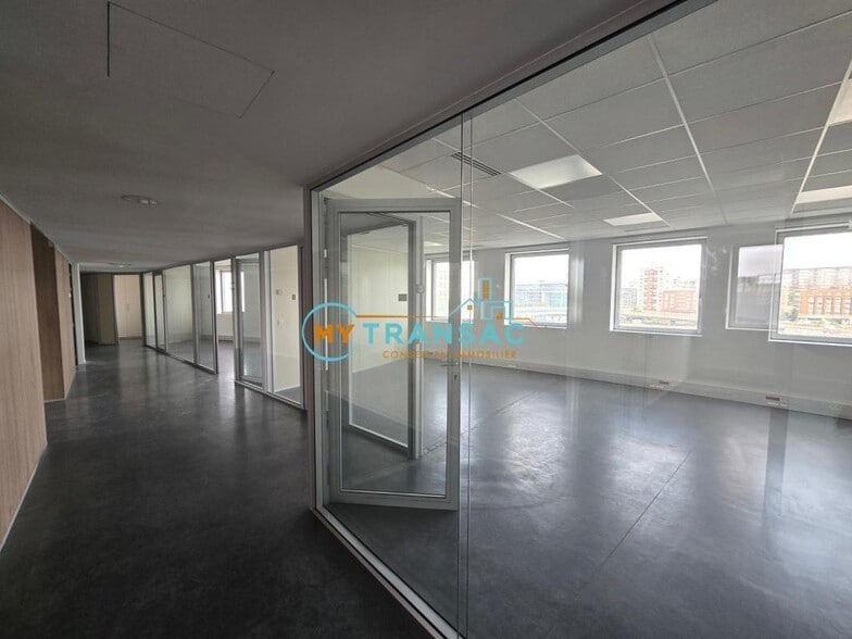 Light Industrial in Ivry-sur-Seine to rent - Building Photo - Image 1 of 19