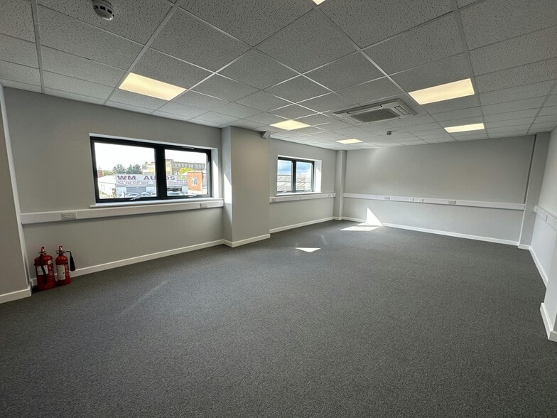 Central Ave, West Molesey to rent - Building Photo - Image 3 of 5