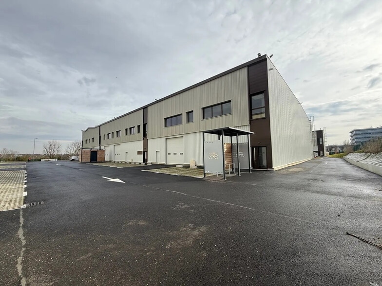 Light Industrial in Osny to rent - Building Photo - Image 1 of 9