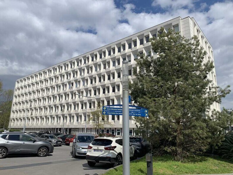 Office in Créteil to rent - Building Photo - Image 2 of 20