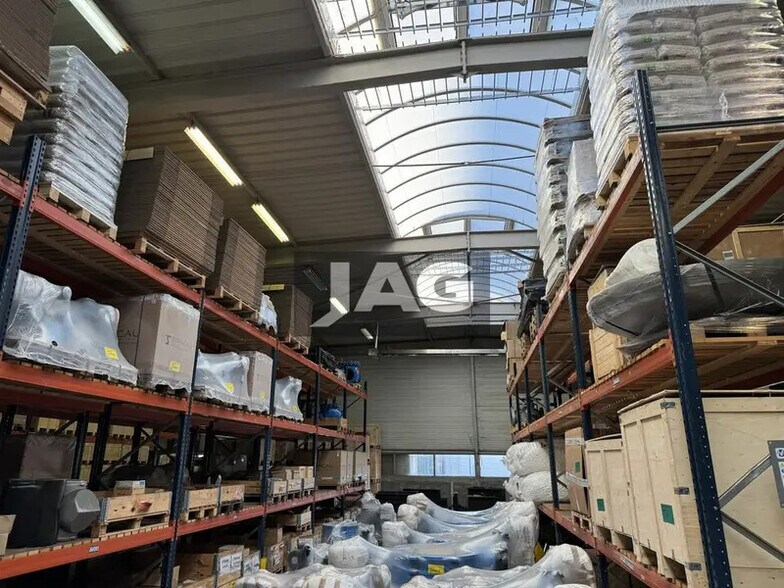 Light Industrial in Genas to rent - Interior Photo - Image 2 of 6