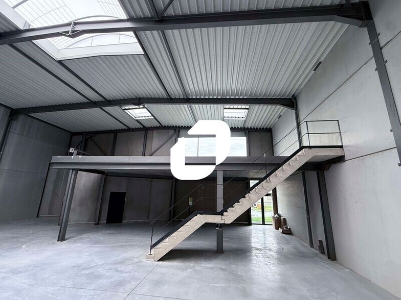 Light Industrial in Le Mesnil-Amelot to rent - Interior Photo - Image 1 of 28