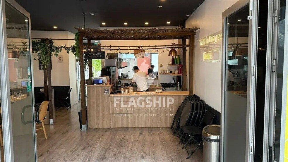 Retail in Nanterre to rent - Interior Photo - Image 1 of 9