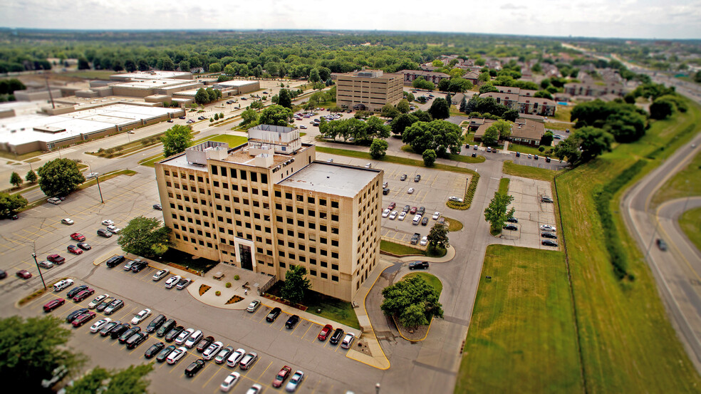 1200 Valley West Dr, West Des Moines, IA for rent - Building Photo - Image 1 of 11