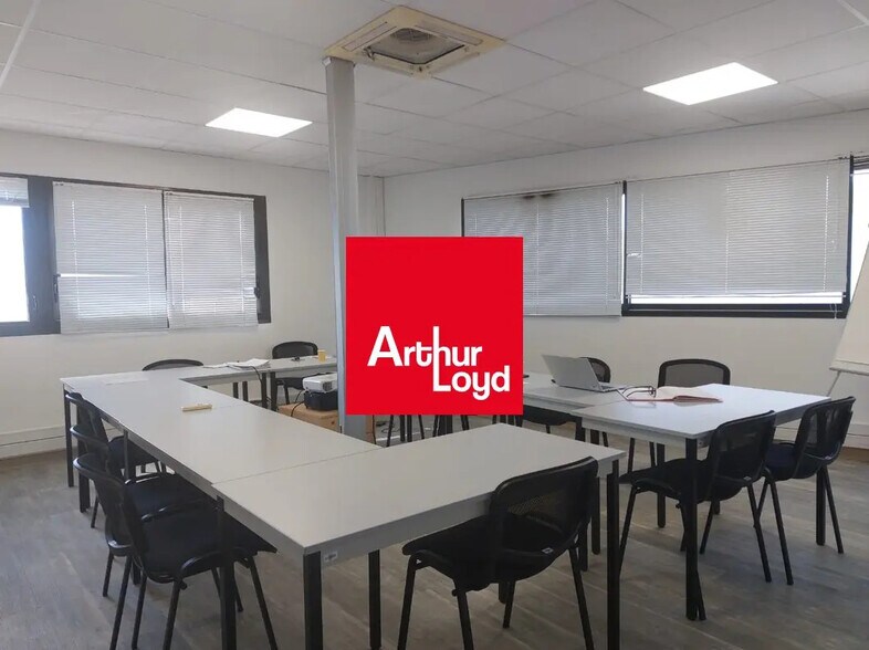 Office in La Valette-du-Var to rent - Primary Photo - Image 1 of 5
