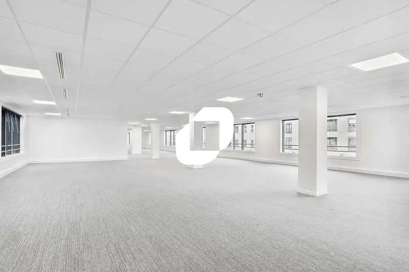 Office in Rueil-Malmaison to rent Building Photo- Image 1 of 2
