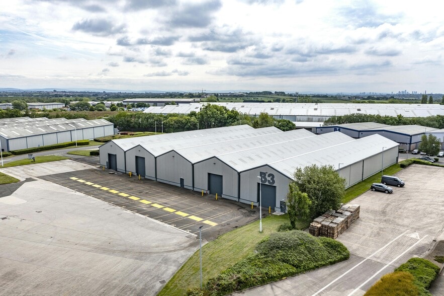 B10 Broadlands, Heywood to rent - Building Photo - Image 3 of 12