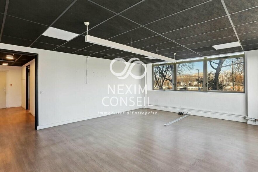 Office in Clichy for sale - Interior Photo - Image 2 of 4