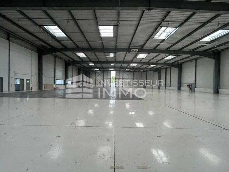 Light Industrial in Le Mesnil-Amelot to rent - Interior Photo - Image 3 of 10