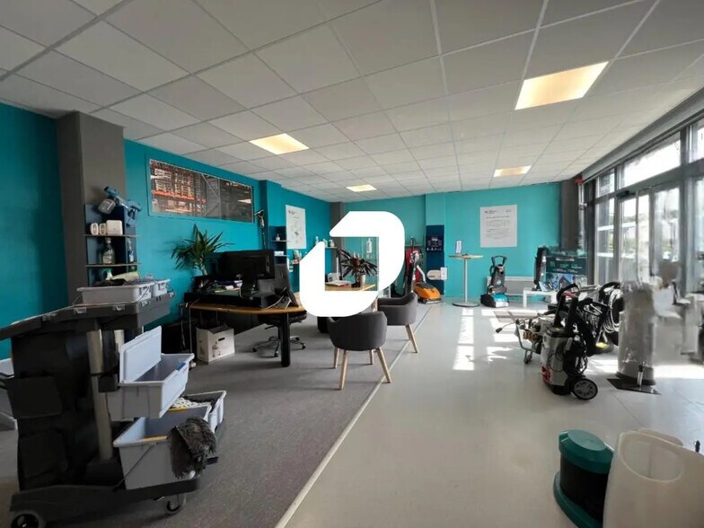 Retail in Lesquin to rent - Interior Photo - Image 2 of 14