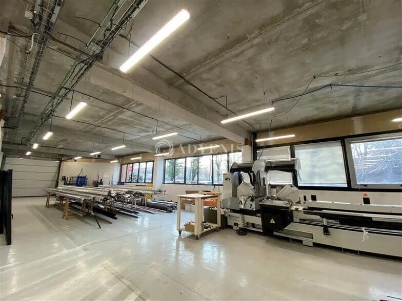 Light Industrial in Montigny-le-Bretonneux to rent - Interior Photo - Image 2 of 7