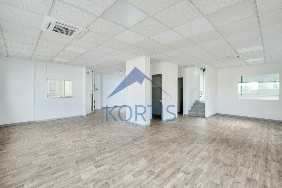 Office in Saint-Genis-Laval to rent Interior Photo- Image 1 of 7