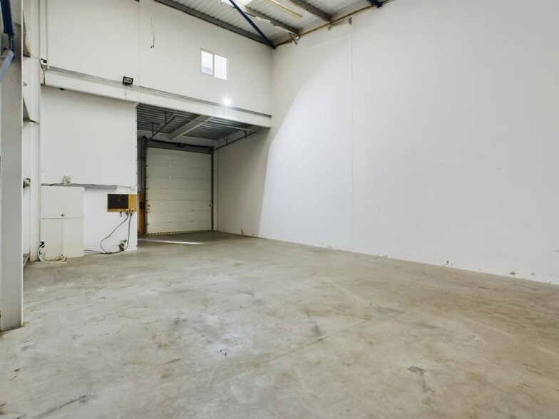 170 Rowan Rd, London to rent - Building Photo - Image 3 of 10