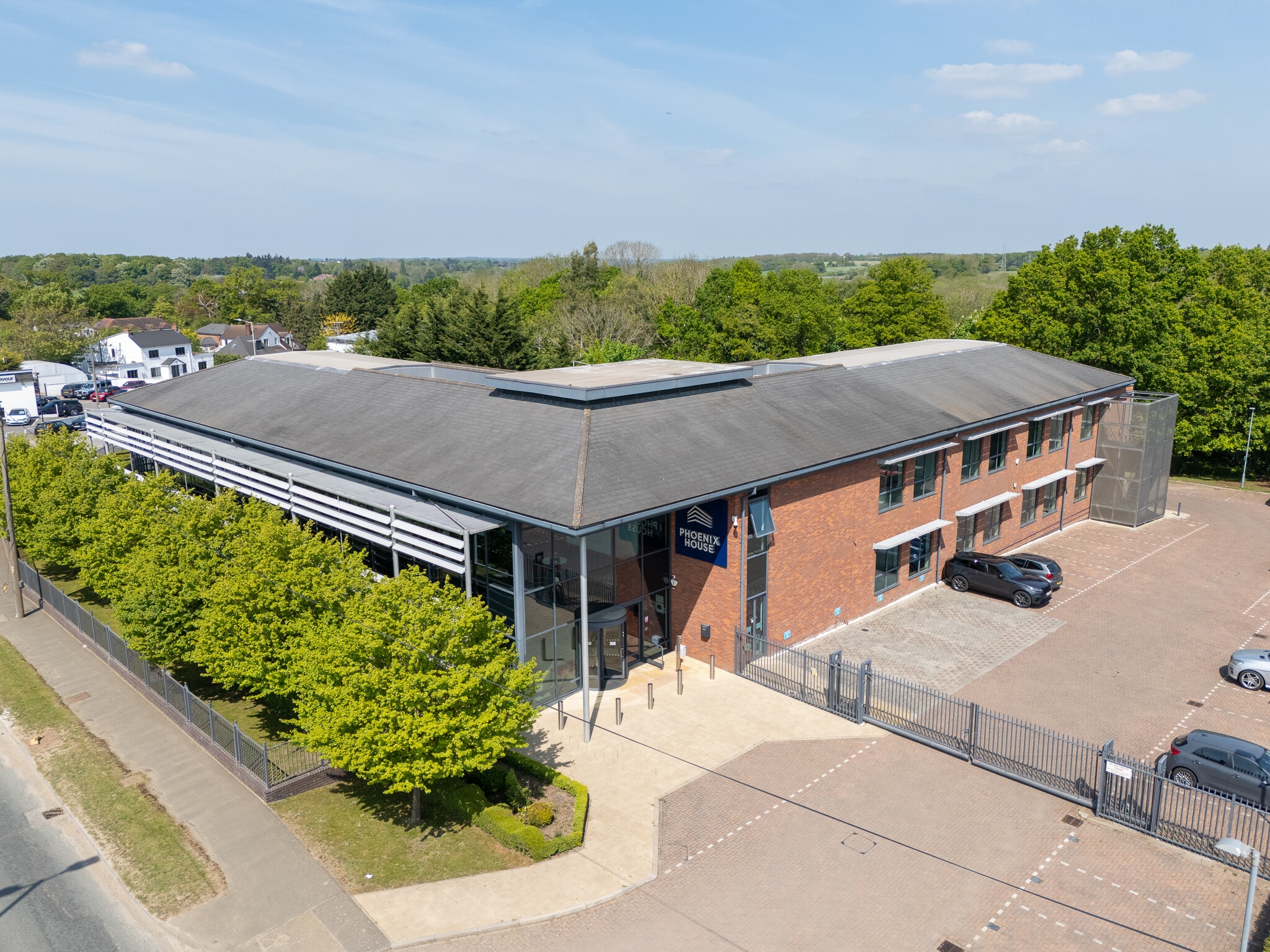 Oxford Rd, Gerrards Cross to rent Building Photo- Image 1 of 16