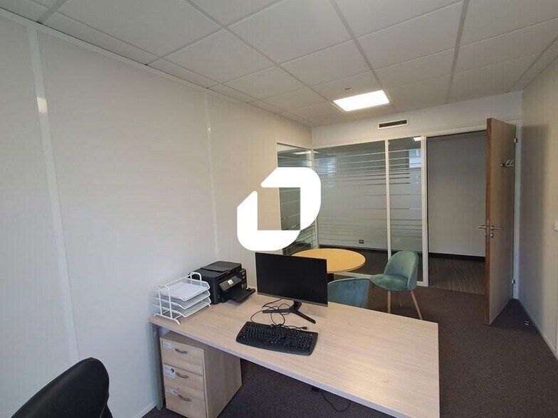 Office in Rueil-Malmaison to rent - Interior Photo - Image 1 of 9