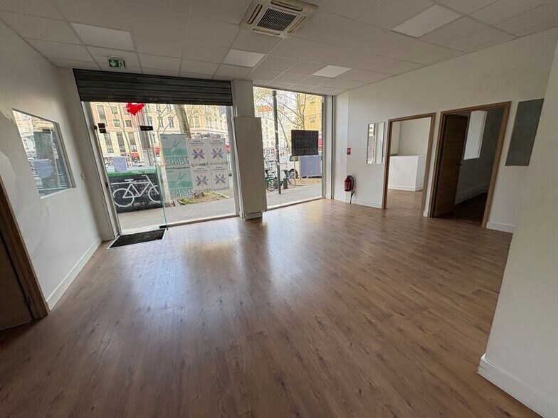 Retail in Lyon to rent - Interior Photo - Image 2 of 10