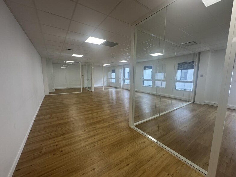 10 Chemin De L'Industrie, Dardilly to rent - Interior Photo - Image 3 of 5