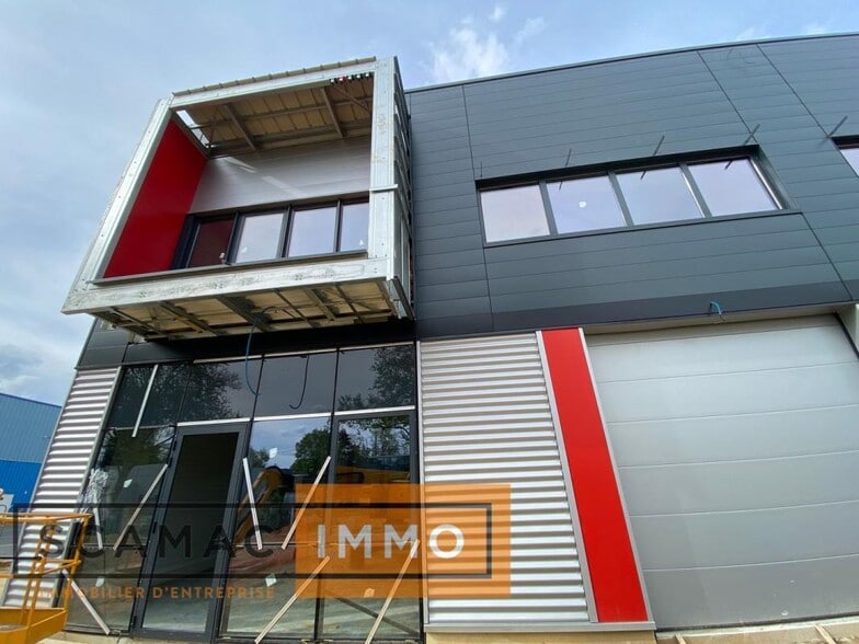 Industrial in Bondoufle to rent - Building Photo - Image 1 of 8