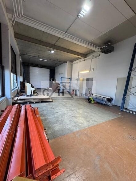Industrial in Trappes to rent - Interior Photo - Image 2 of 2