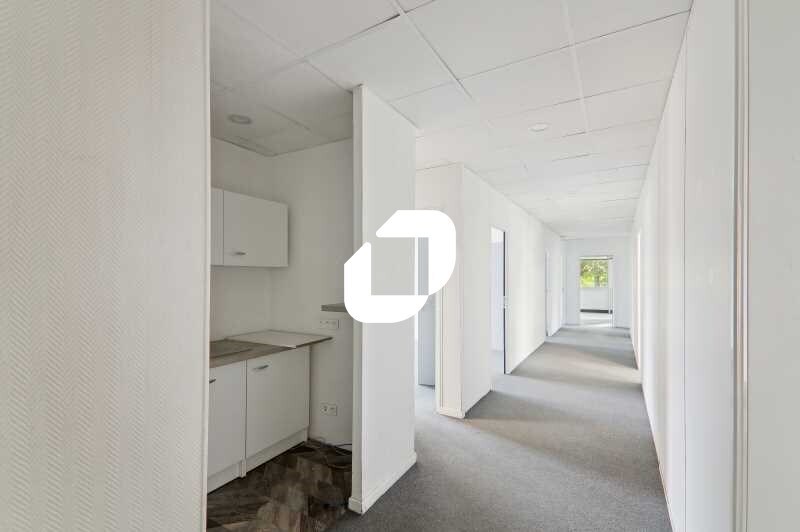 Office in Nanterre to rent - Building Photo - Image 3 of 12