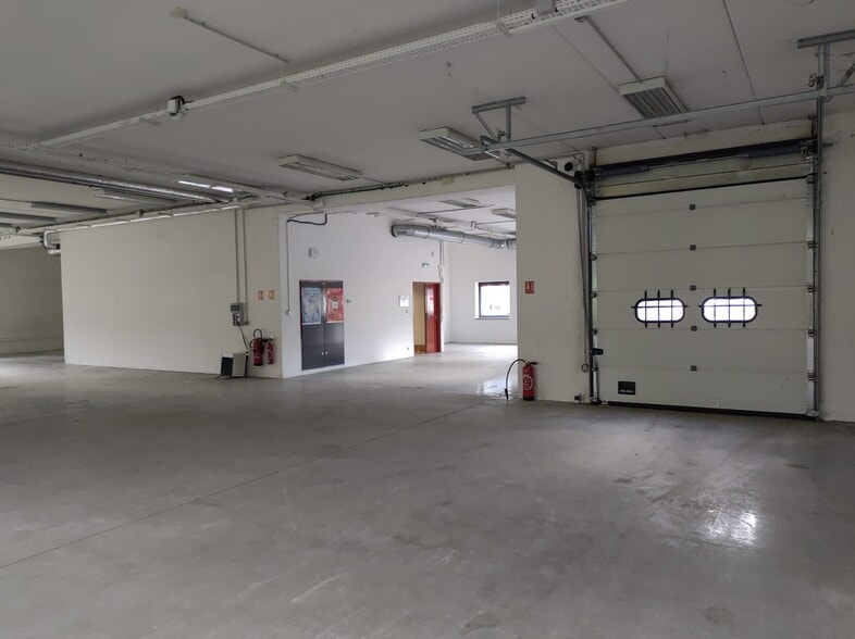 Light Industrial in Palaiseau for sale - Interior Photo - Image 1 of 5