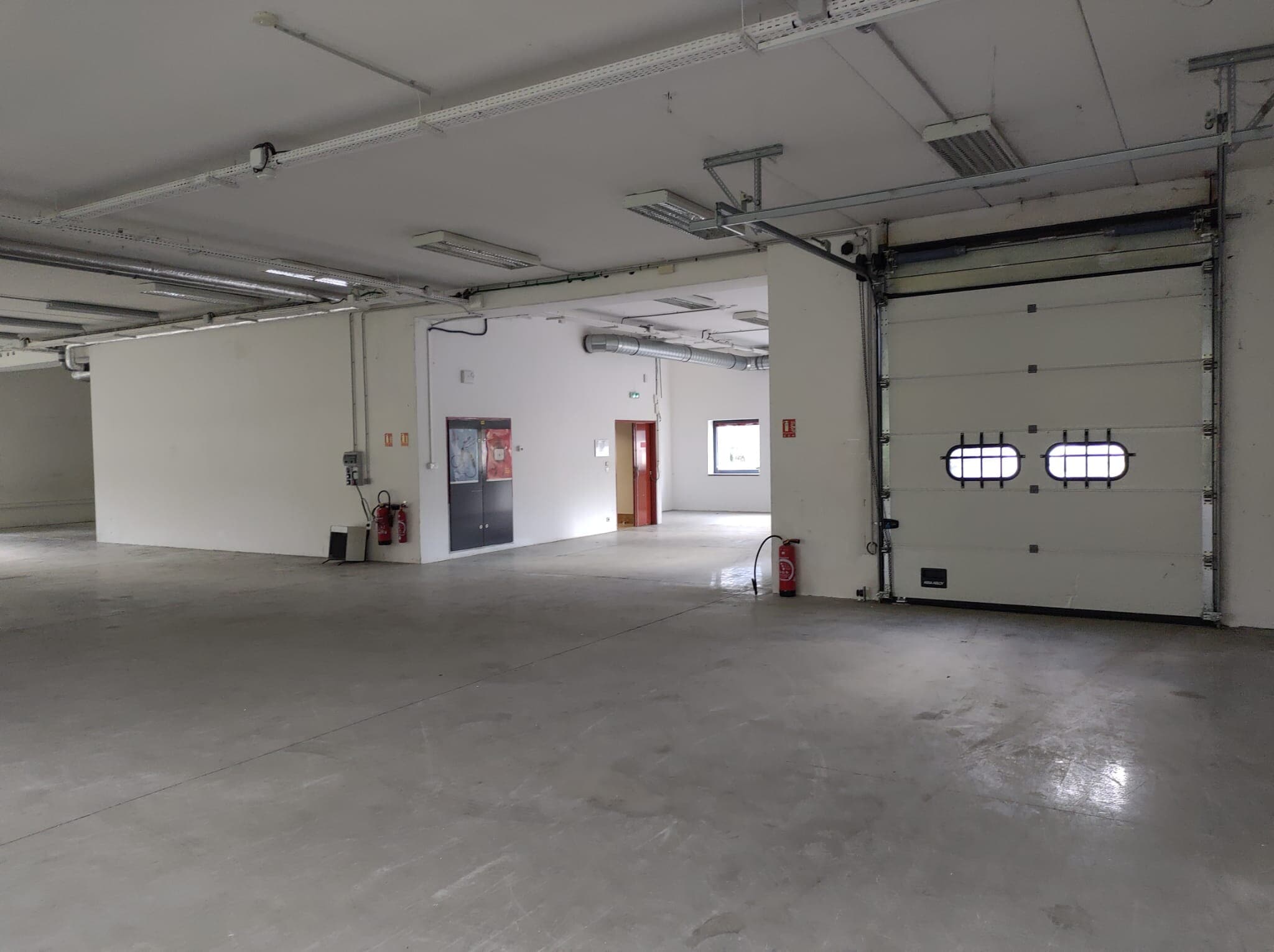 Light Industrial in Palaiseau for sale Interior Photo- Image 1 of 6