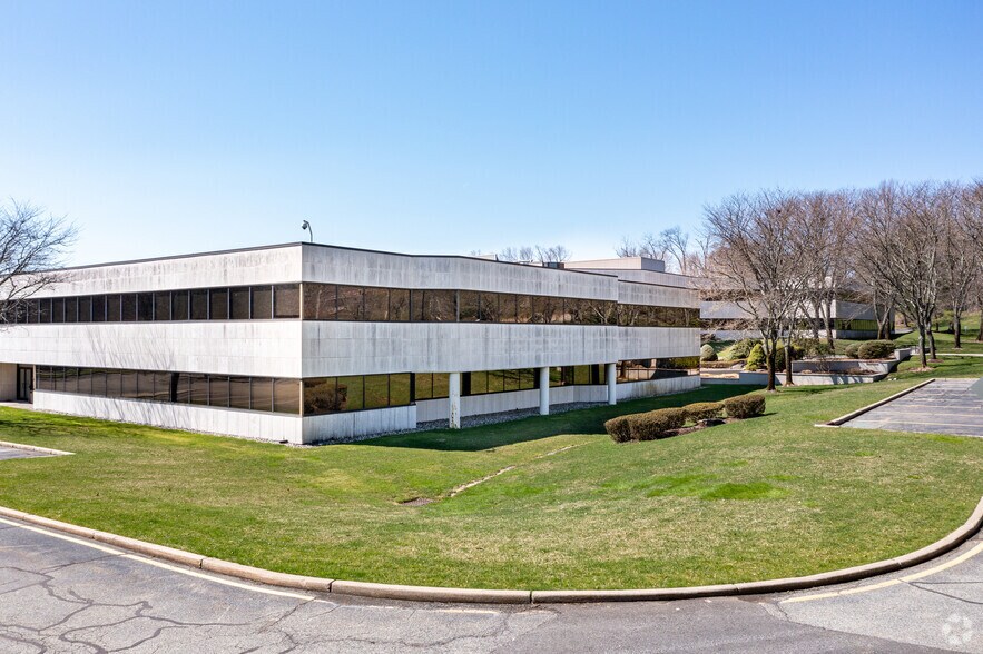 100 Summit Ave, Montvale, NJ for sale - Primary Photo - Image 1 of 1