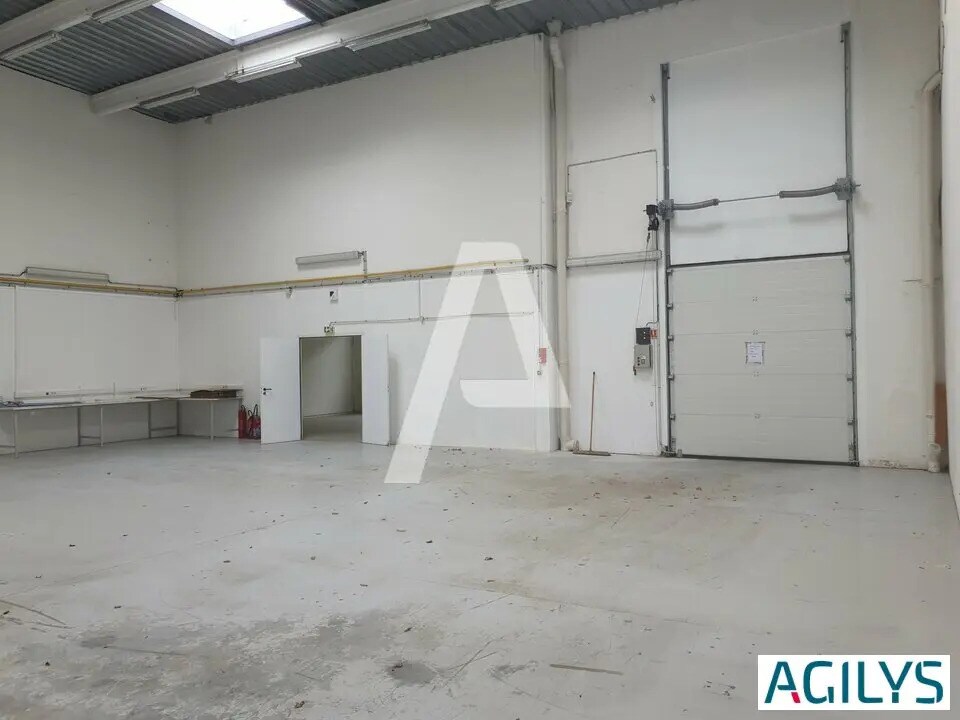 Light Industrial in Champs-sur-Marne to rent Interior Photo- Image 1 of 11