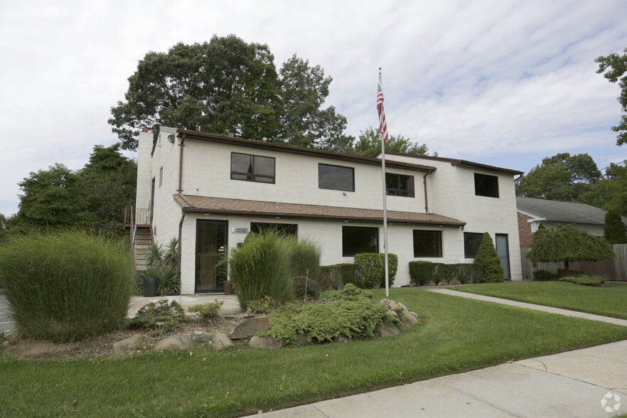 2076 Deer Park Ave, Deer Park, NY for sale - Primary Photo - Image 1 of 1