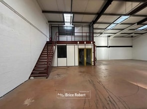 Light Industrial in Vaulx-en-Velin to rent Interior Photo- Image 2 of 3