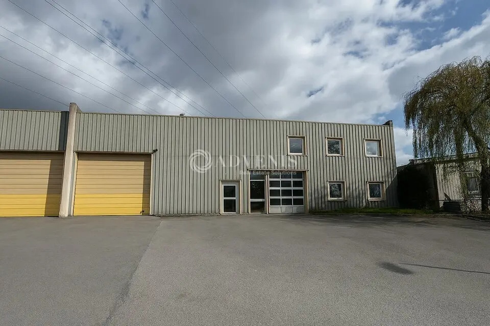 Light Industrial in Neuilly-Plaisance to rent Building Photo- Image 1 of 12