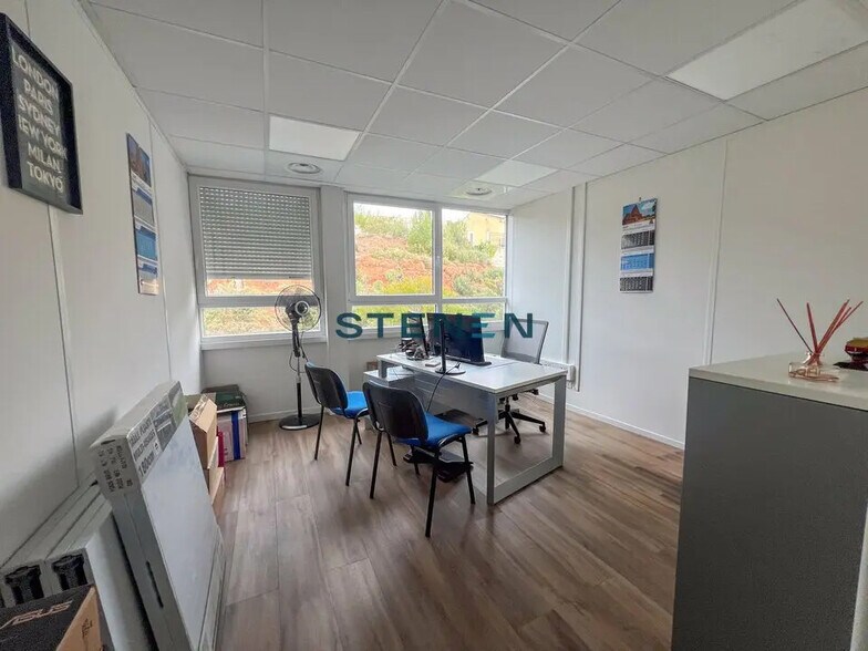 Office in Vitrolles to rent - Interior Photo - Image 2 of 5