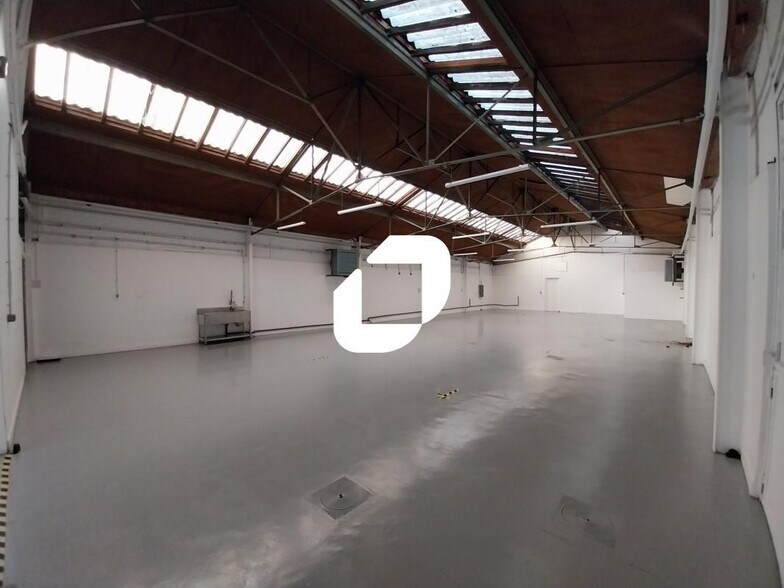 Light Industrial in Villeneuve-Saint-Georges to rent - Interior Photo - Image 3 of 7