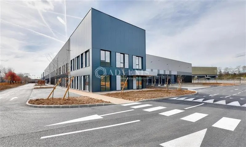 Location Entrepôt 3 551 m² - Photo 1