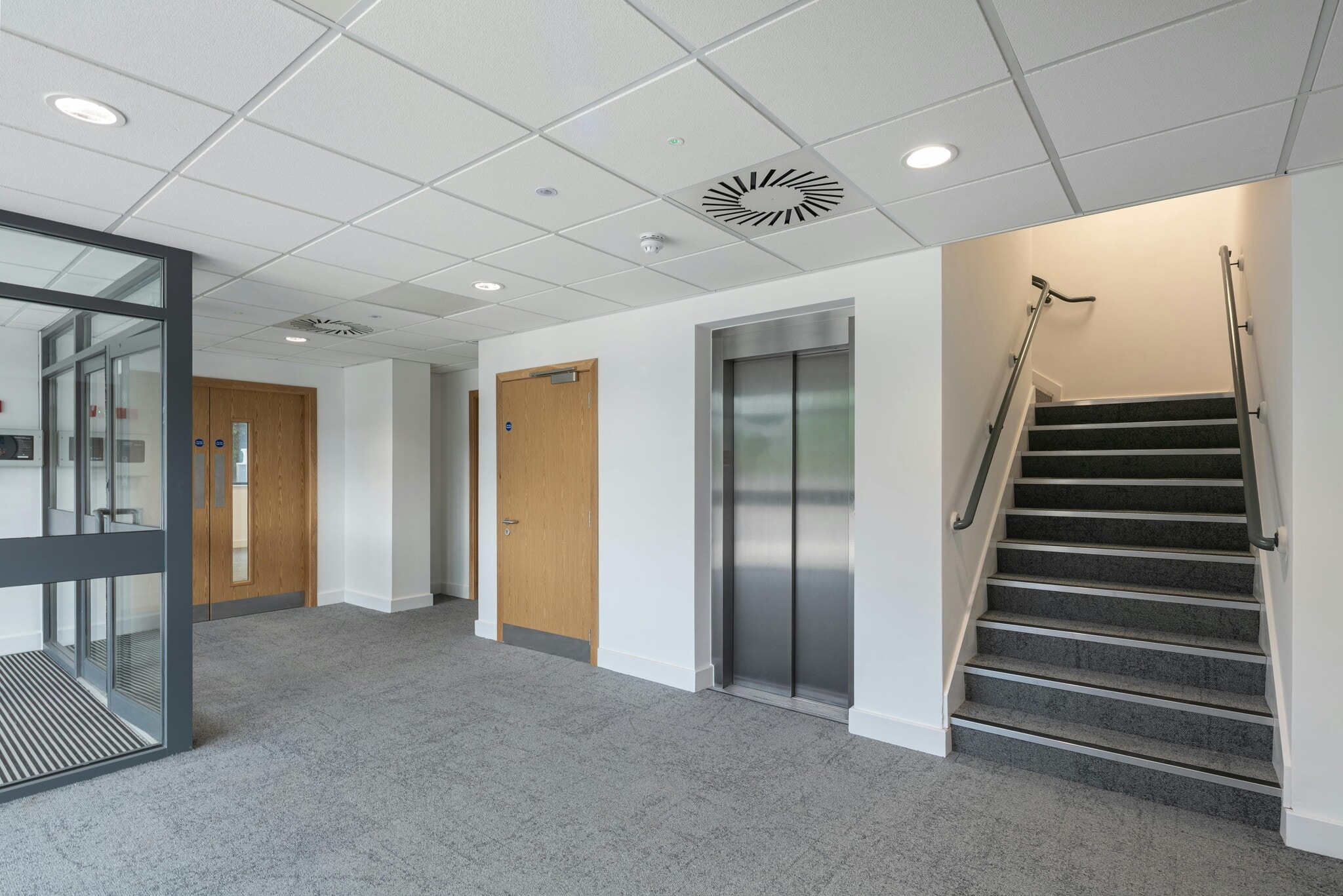 93 George Richards Way, Altrincham to rent Building Photo- Image 1 of 15