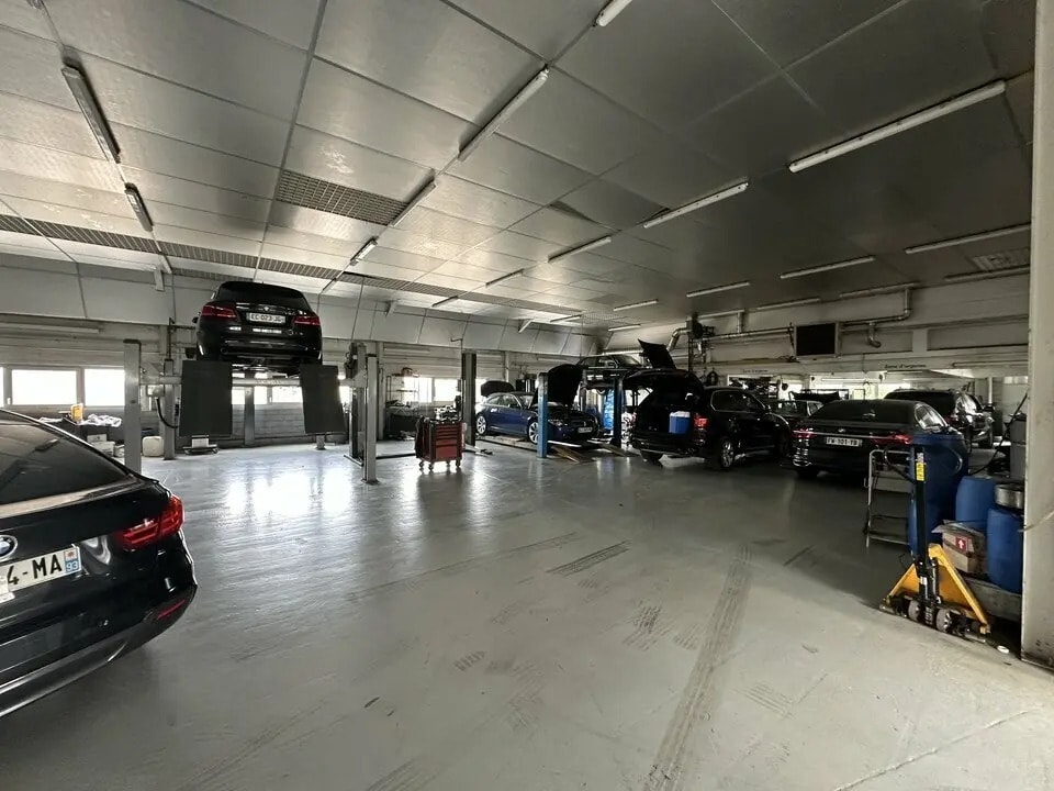 Retail in Ivry-sur-Seine to rent Interior Photo- Image 1 of 1