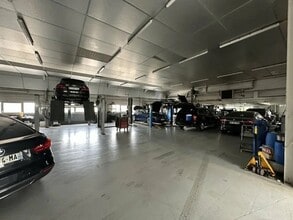 Retail in Ivry-sur-Seine to rent Interior Photo- Image 1 of 1