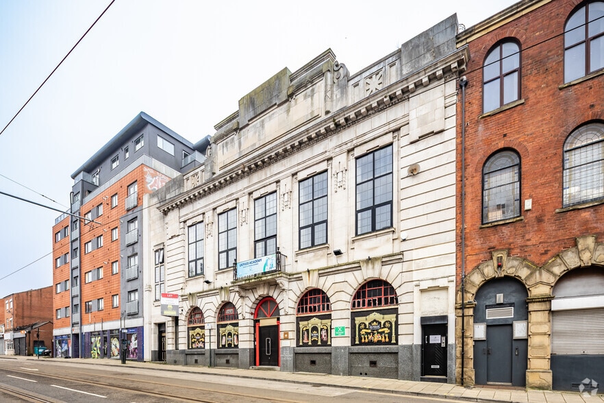 167 Union St, Oldham to rent - Building Photo - Image 2 of 2