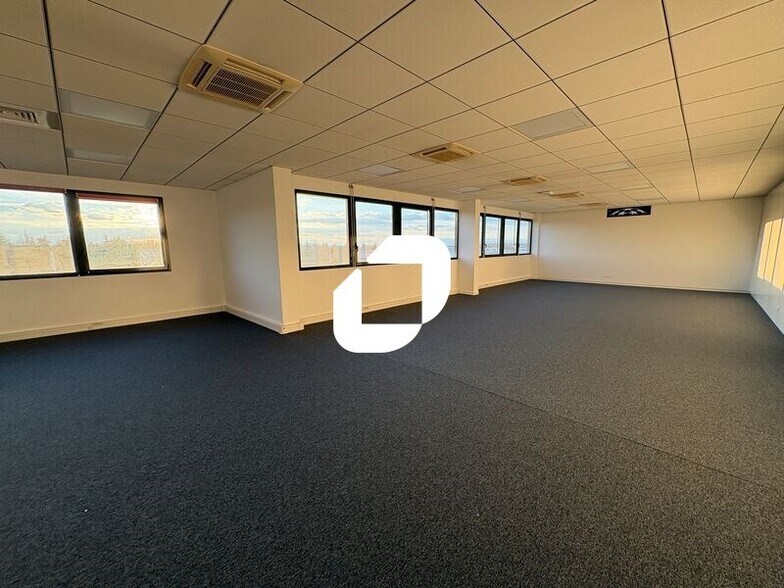 Office in Saint-Priest to rent - Building Photo - Image 3 of 14