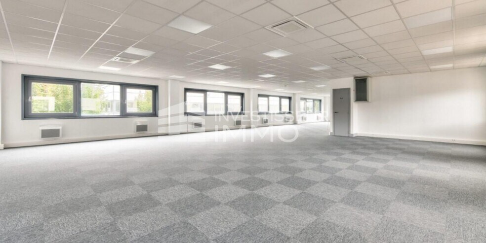 Light Industrial in Roissy En France to rent - Interior Photo - Image 2 of 4