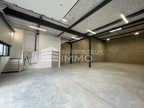 Light Industrial in Lieusaint to rent Interior Photo- Image 1 of 2