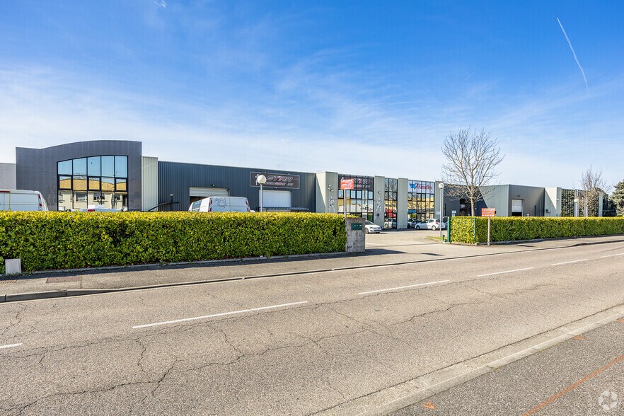 Light Industrial in Genas to rent - Building Photo - Image 2 of 4