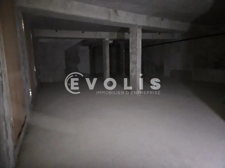 Light Industrial in Vanves to rent - Interior Photo - Image 2 of 14