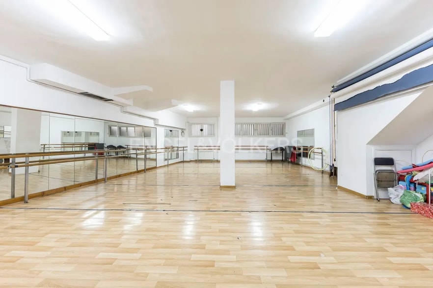 Amplio locales cerca de la Plaza Lesseps portfolio of 2 properties for sale on LoopNet.co.uk - Interior Photo - Image 3 of 25