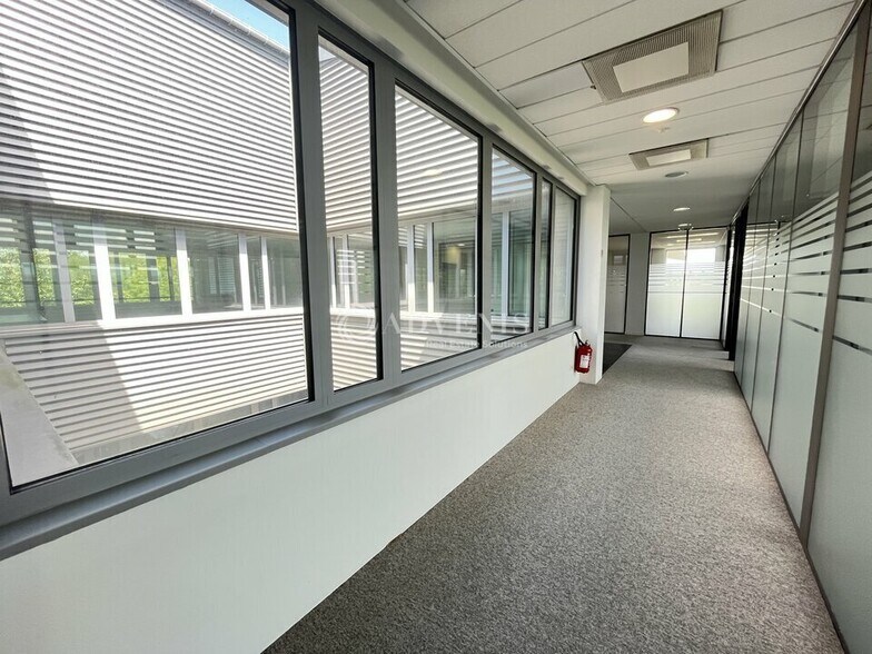 Office in Roissy En France to rent - Interior Photo - Image 2 of 10