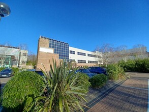 Oldbury, Bracknell for rent Building Photo- Image 1 of 8