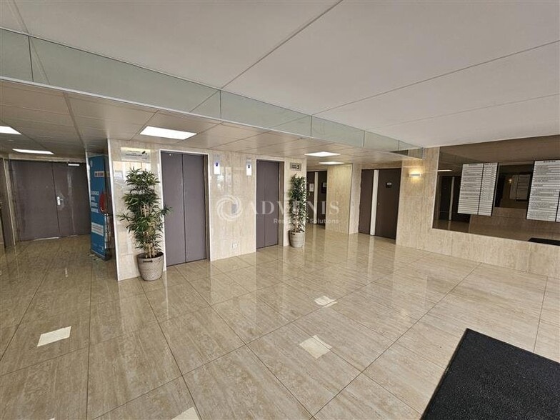 Office in Créteil to rent - Lobby - Image 3 of 10